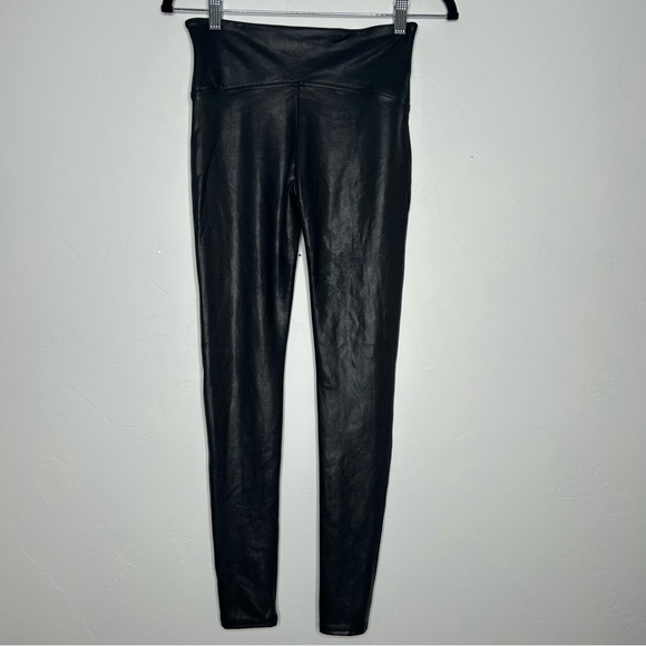 NWT SPANX Sleek Black Faux Leather Look Leggings Size Medium - Picture 2 of 9